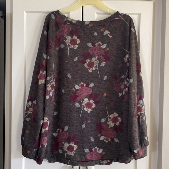 🤩3 for $15 SALE🤩 Maurices Gray Floral Print Top - Picture 6 of 7